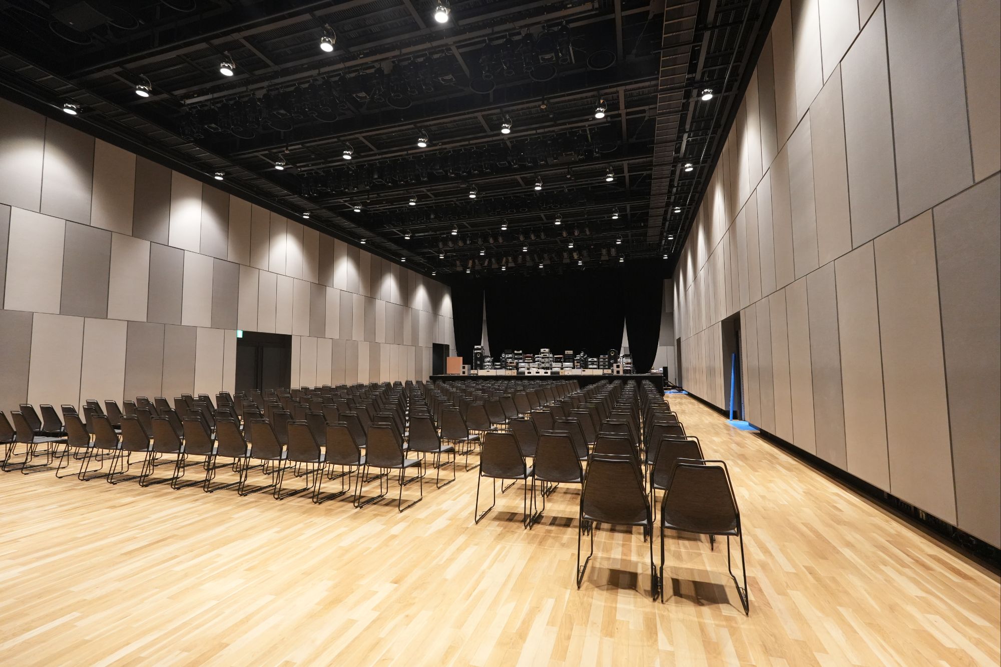 Panoramic view of the venue and equipment / 会場全景・機材